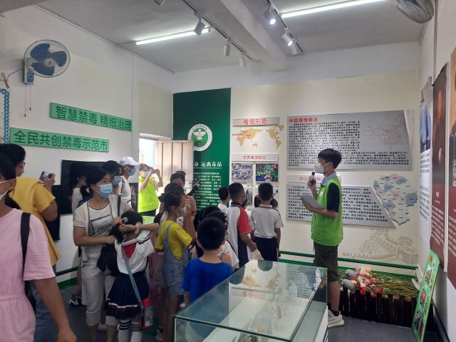 三鄉(xiāng)鎮(zhèn)開展“拒絕毒品，你我同行“禁毒教育基地參觀活動照片1.jpg