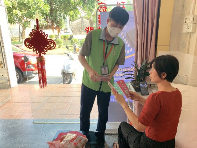 三鄉(xiāng)鎮(zhèn)開展“宣傳進(jìn)商鋪·禁毒不打烊”活動(dòng)1.JPG