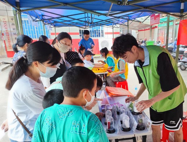 三鄉(xiāng)鎮(zhèn)開展“親子游園樂(lè)融融，大手小手齊禁毒“宣傳活動(dòng)圖片2.jpg