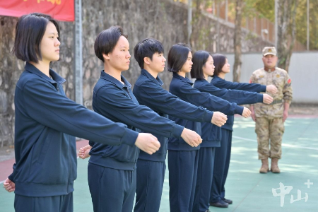中山召開(kāi)2025年上半年女兵審批定兵會(huì)議，多名新兵光榮入伍
